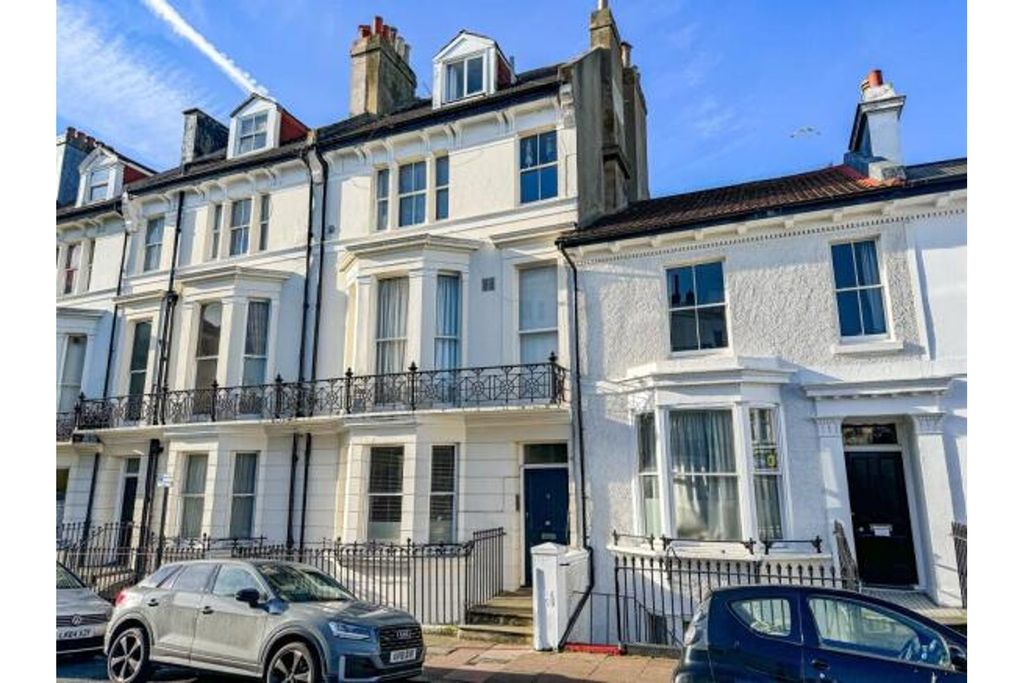 Property photo 1 of 15 Street Scene