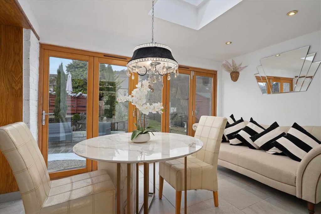 Property photo 2 of 30 Lounge