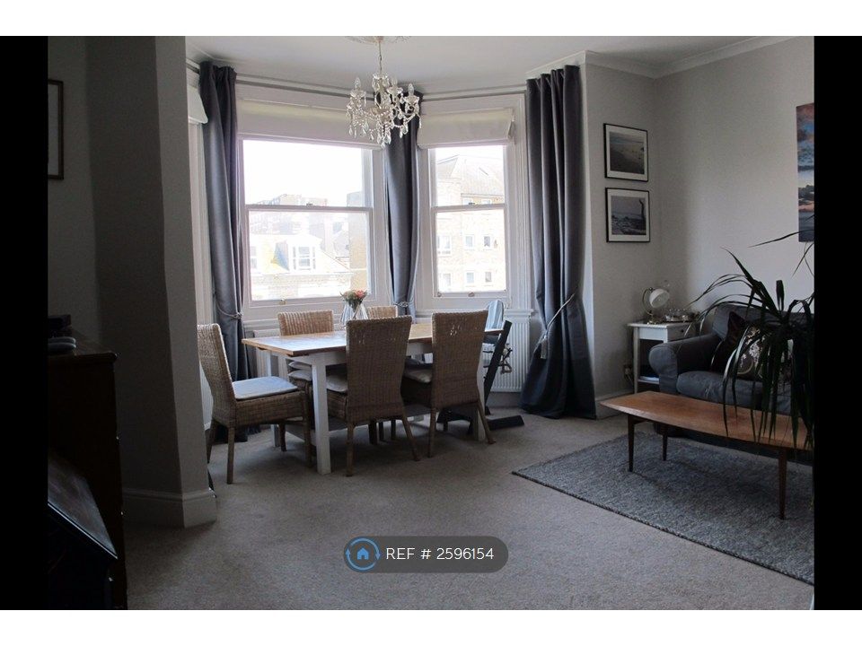 Property photo 2 of 11 Lounge
