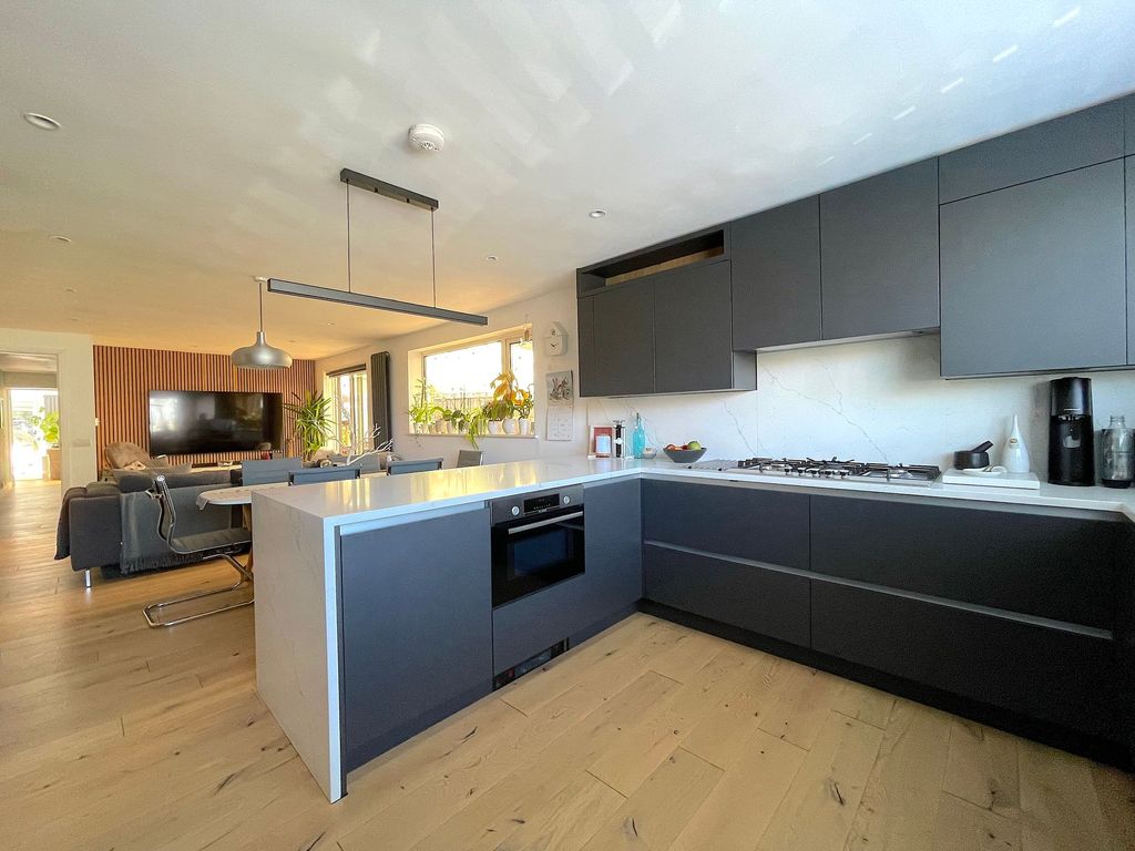 Property photo 1 of 39 Living Room/Dining Room/Kitchen (5)