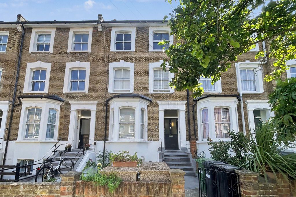 Property photo 1 of 7 84B Cathnor Road, Shepherds Bush, London W12 9Ja