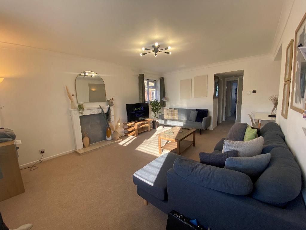Property photo 2 of 11 Lounge