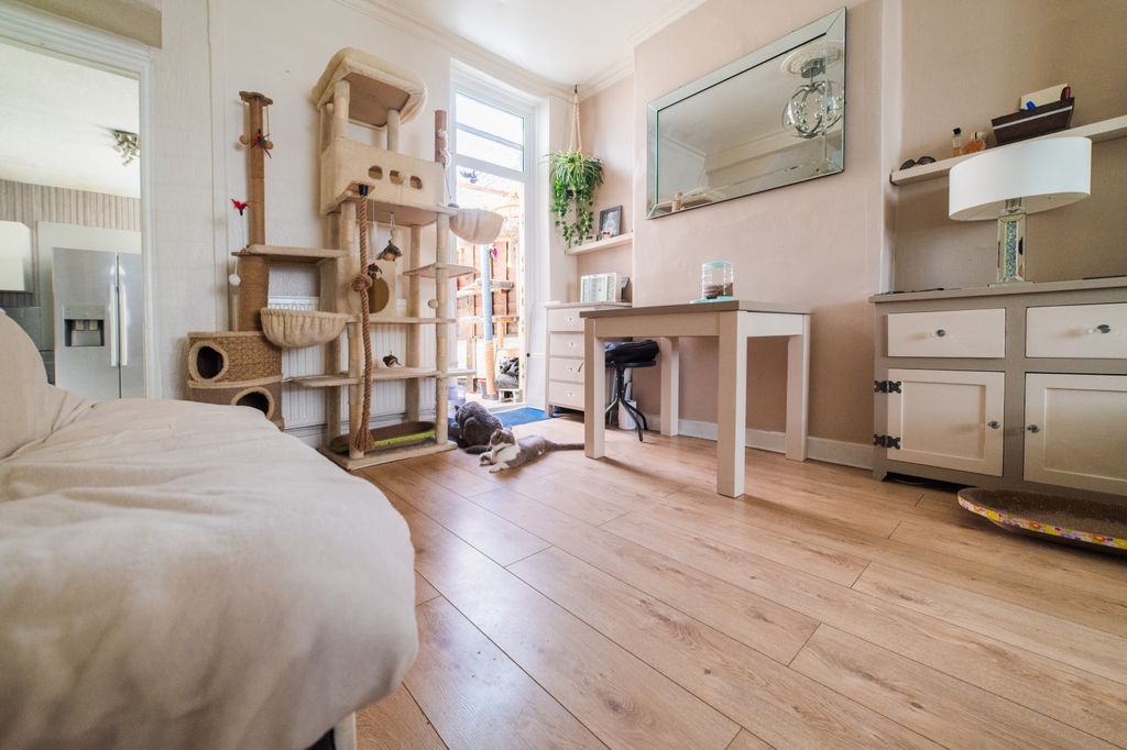3 bed terraced house for saleHereford Street, Grangetown CF11 photo 5