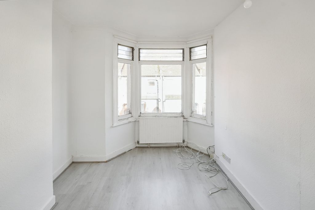 Property photo 2 of 13 58A Herga Road, Harrow, Ha3 5As