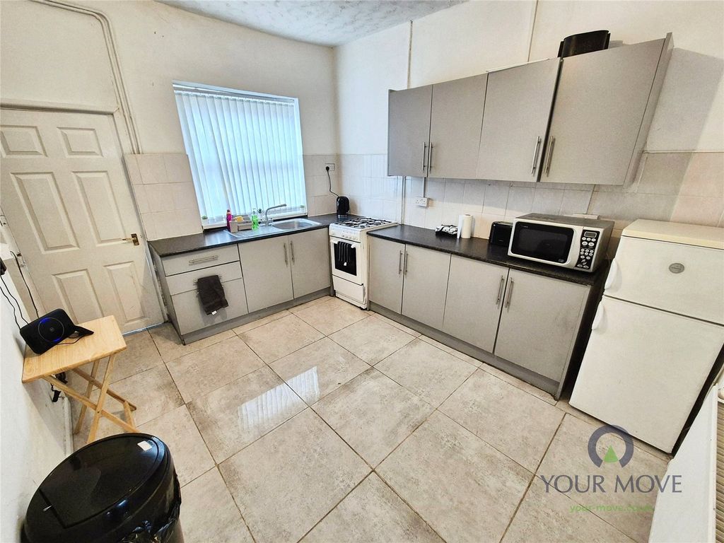 Property photo 3 of 8 Kitchen