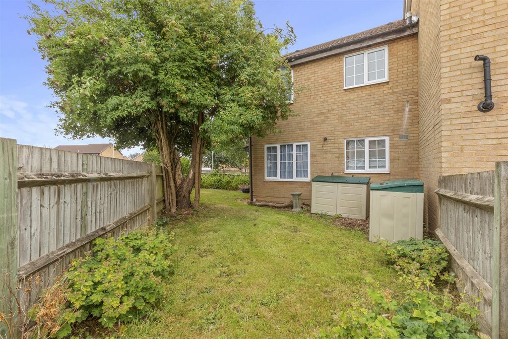 Property photo 2 of 13 64 Lansdowne Way, Hp11 1Tn-9.Jpg