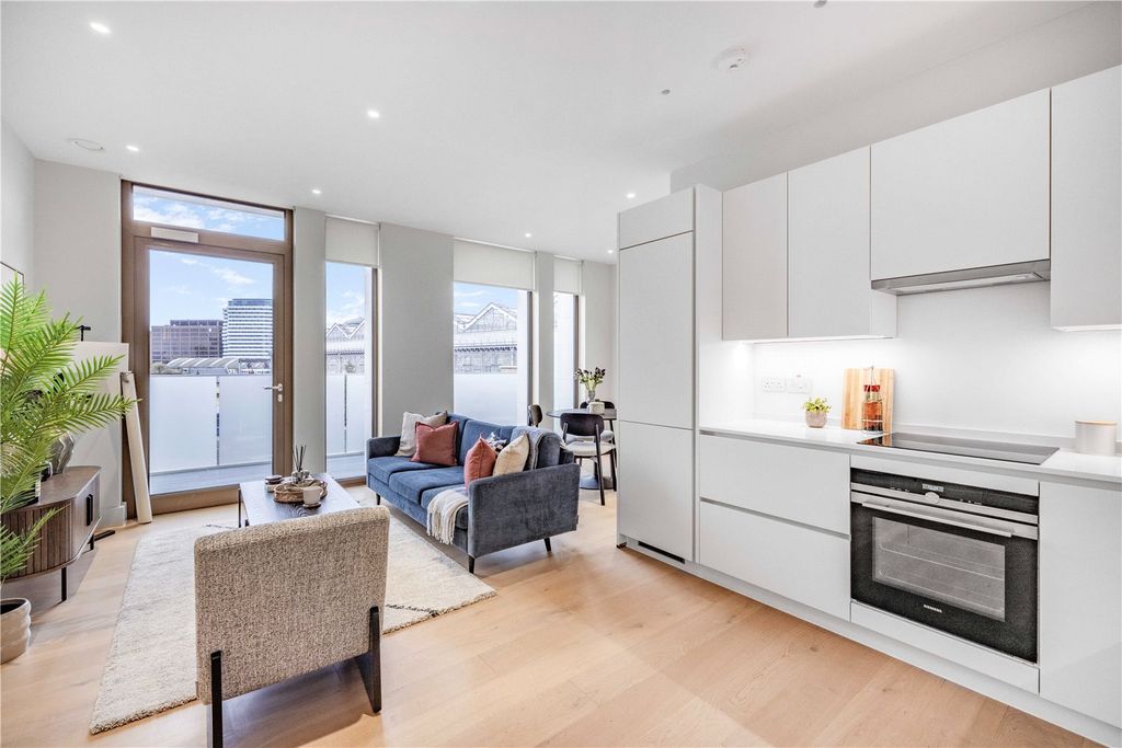 Property photo 3 of 20 Kitchen/Reception