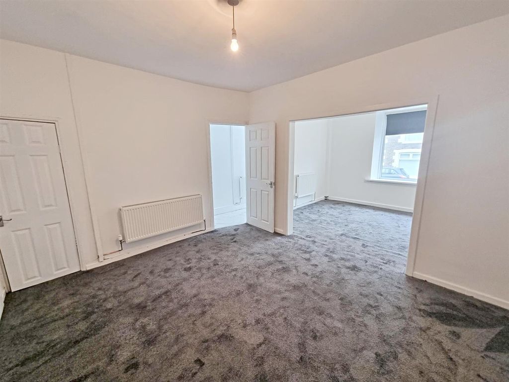 Property photo 3 of 11 Living Room