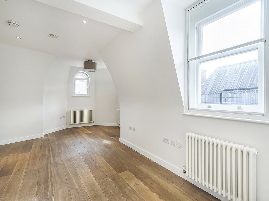 Property photo 3 of 10 Lisle Street