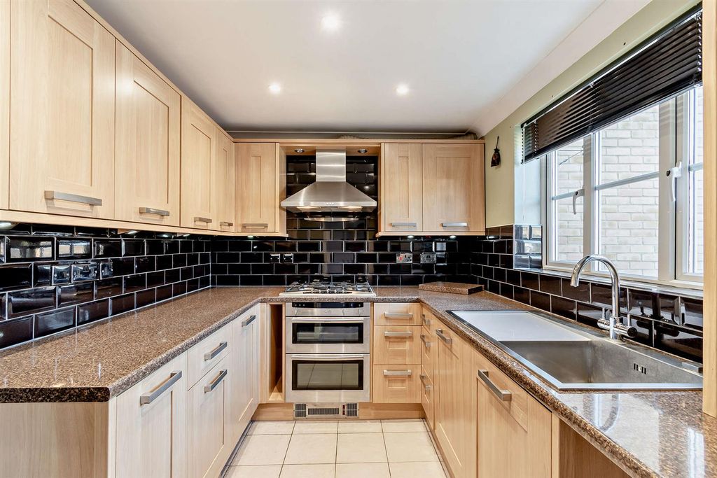 Property photo 2 of 14 8661689-Interior07-800.Jpg