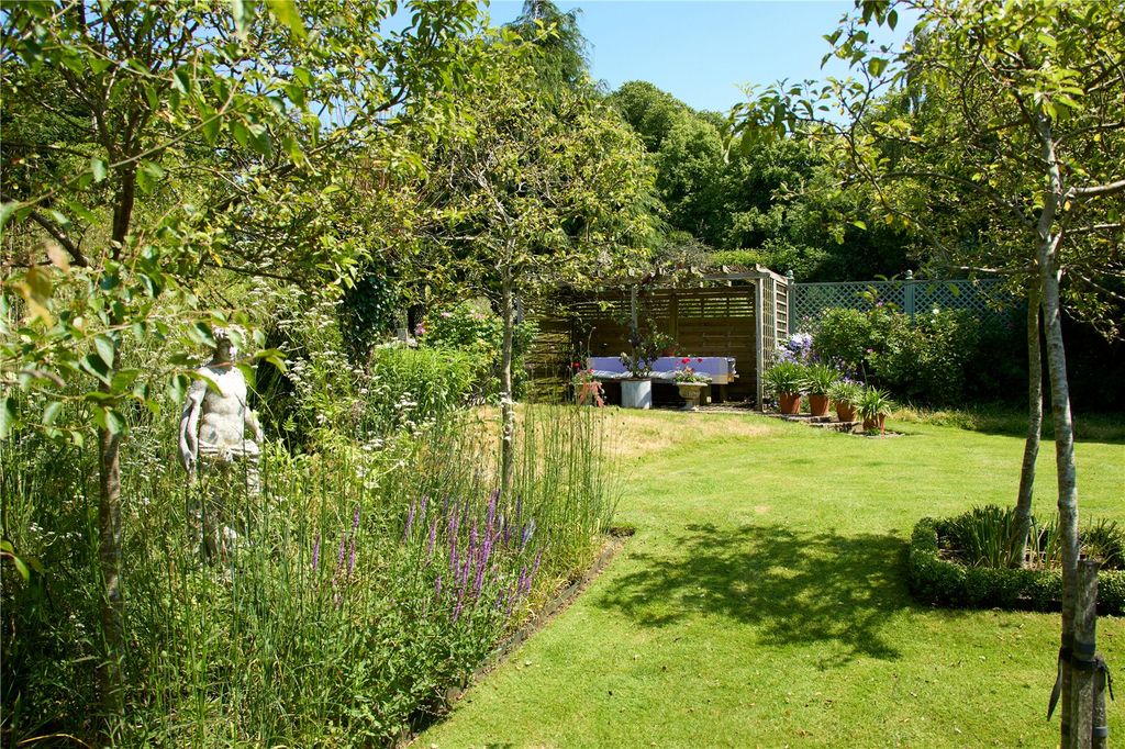 Property photo 3 of 19 Gardens