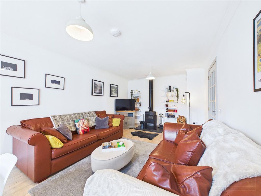 Property photo 3 of 20 16 Munro Place