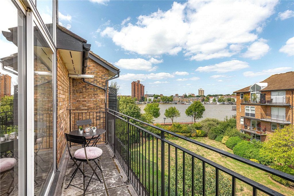 Property photo 3 of 10 Balcony