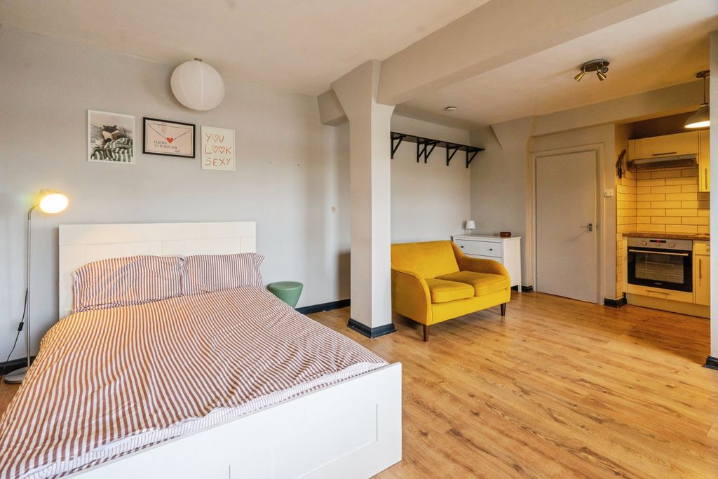 Property photo 3 of 17 Studio