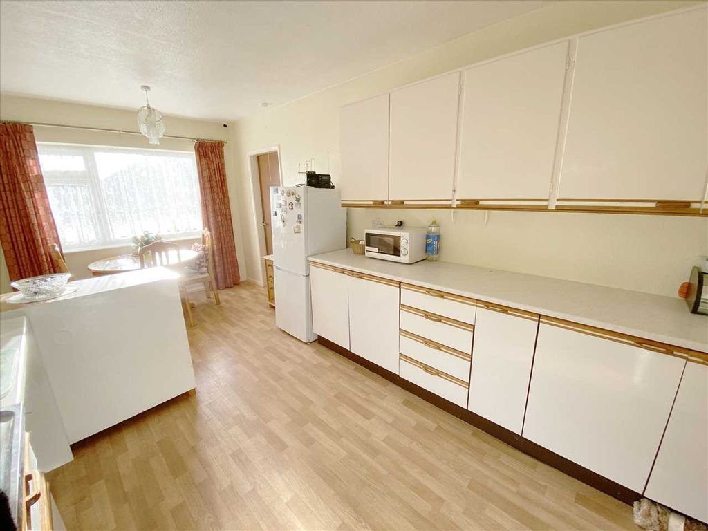 Property photo 2 of 11 Kitchen: