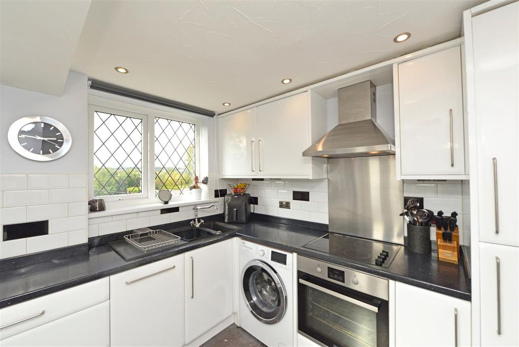 Property photo 2 of 29 Fitted Kitchen: