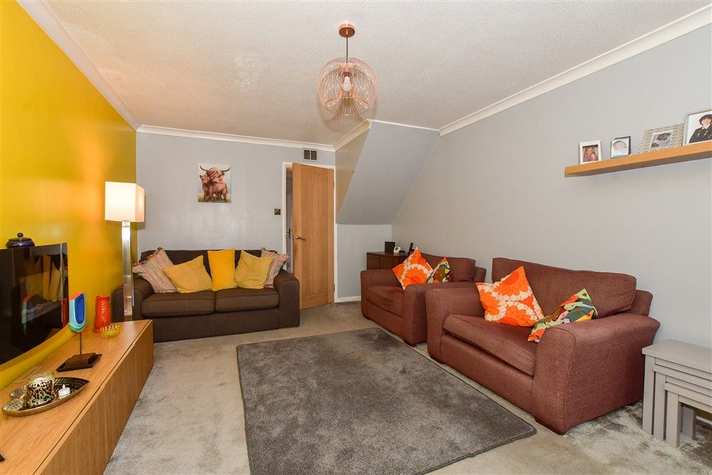 Property photo 3 of 13 Lounge