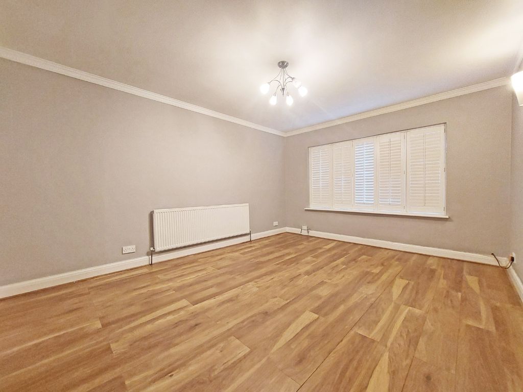 Property photo 3 of 18 4916472