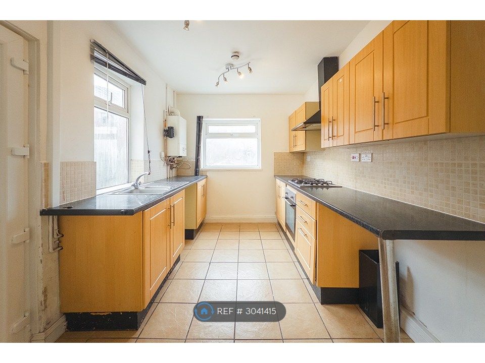 Property photo 3 of 18 Kitchen