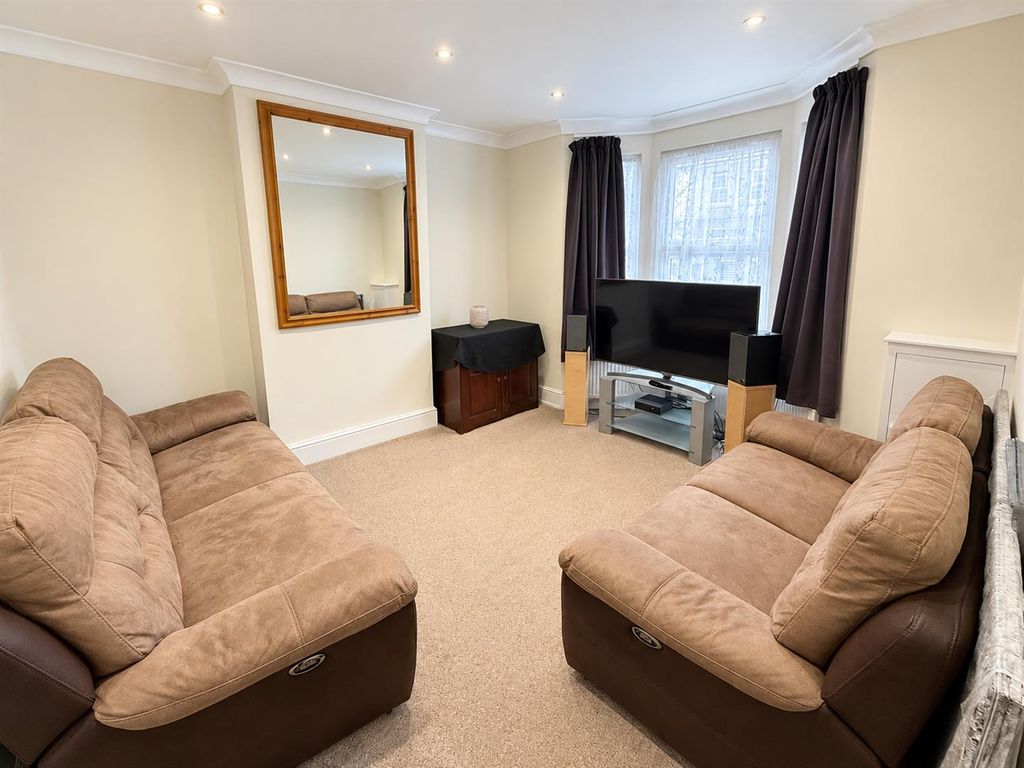 Property photo 2 of 11 Bright Modern Living Room With Bay Window.Png
