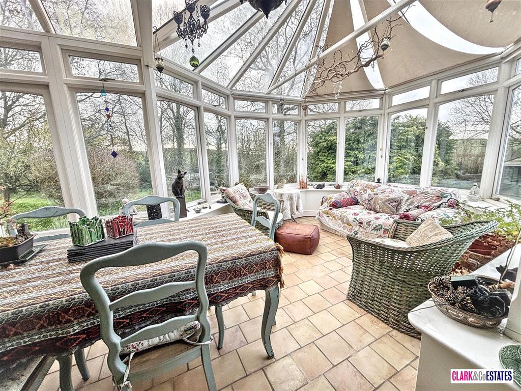 Property photo 3 of 20 Conservatory