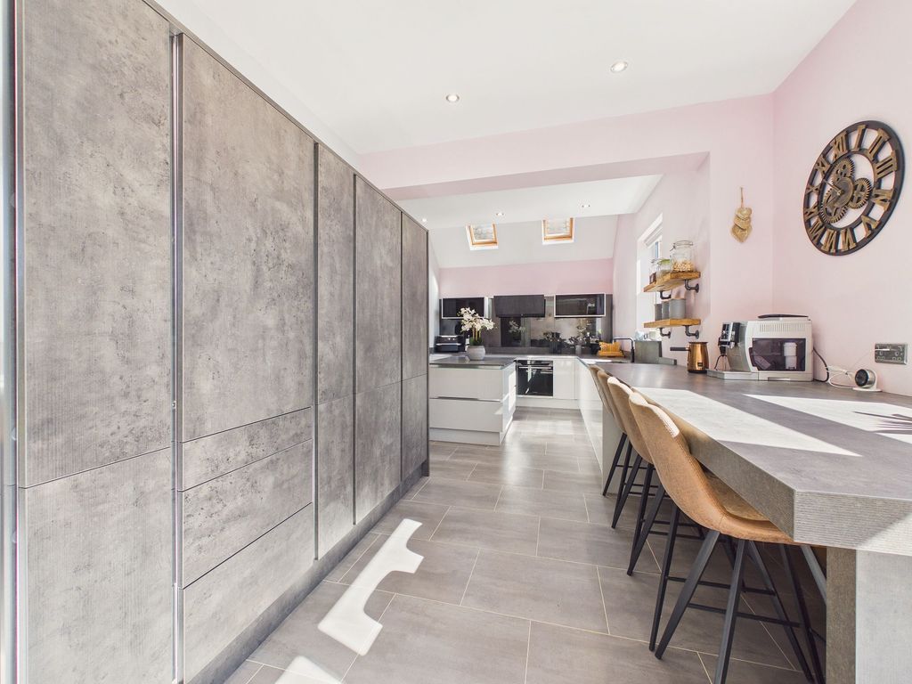 Property photo 3 of 27 Breakfasting Kitchen