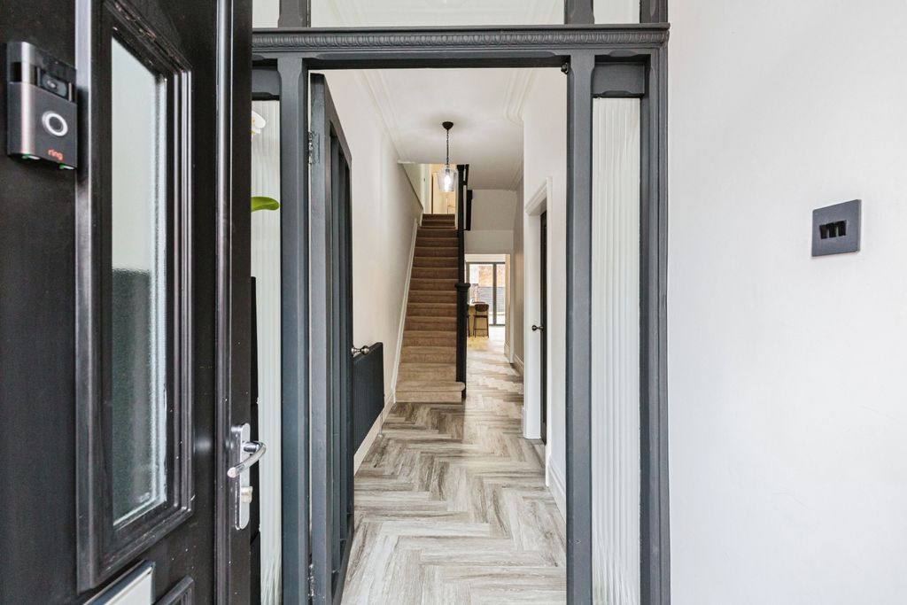 Property photo 2 of 25 Entrance Hallway