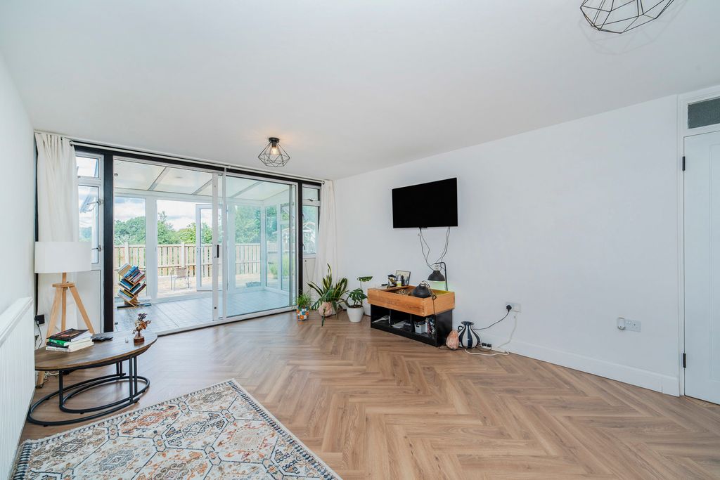 Property photo 1 of 11 Pbox-Img.Jpg