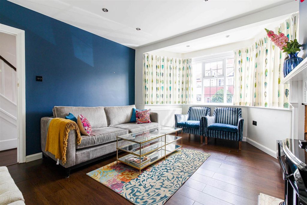Property photo 3 of 22 Lounge2.Jpg