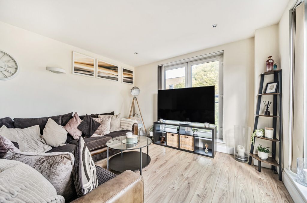 Property photo 2 of 11 1354087-8-68c43Fb...