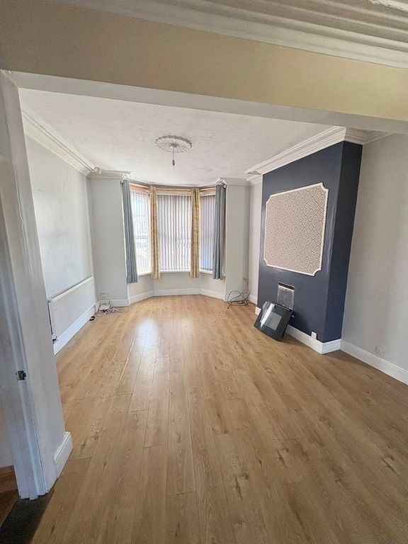 Property photo 1 of 11 Living Room