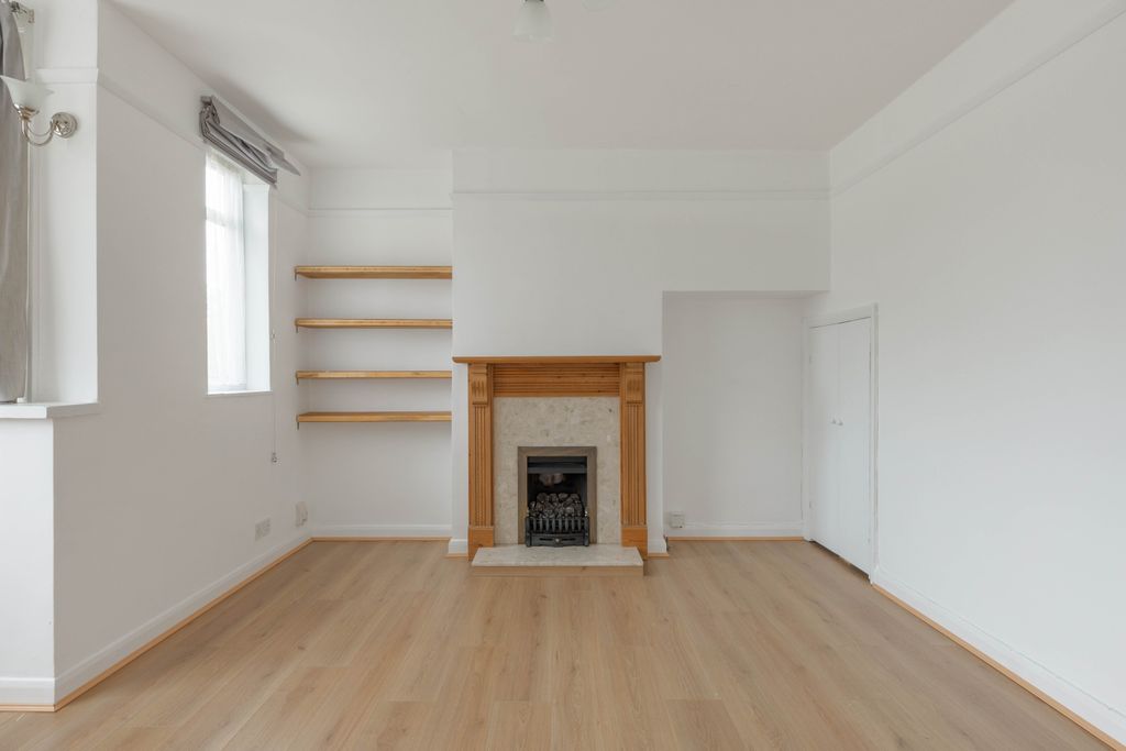 Property photo 2 of 14 16 Sunset Gardens, Se25 - 3