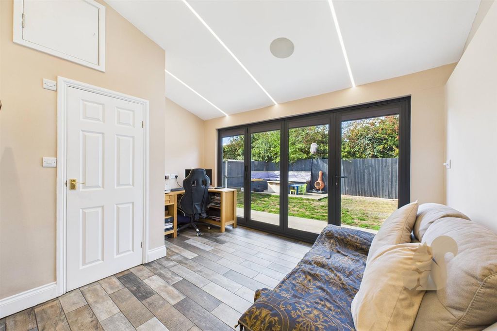 Property photo 2 of 14 Extension Lounge