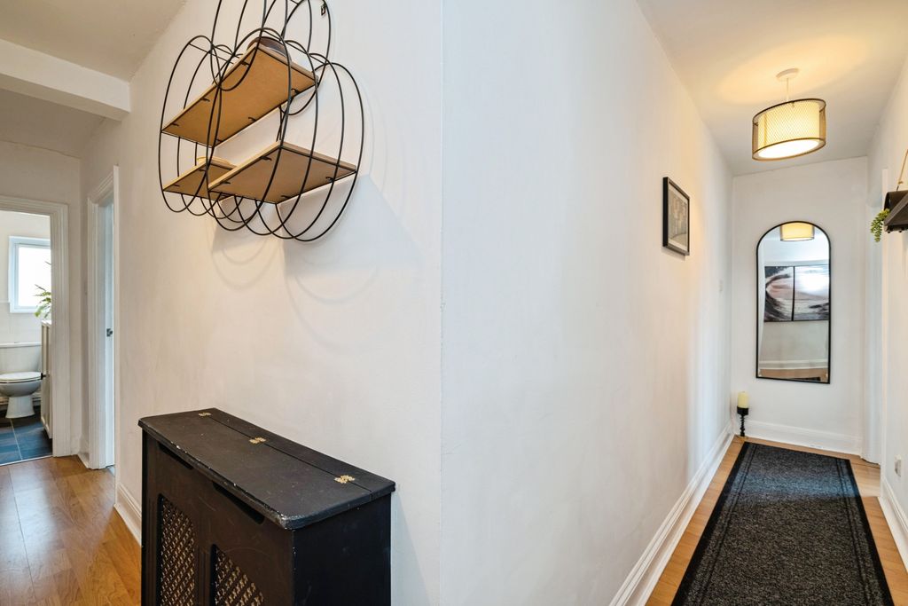 Property photo 3 of 23 Entrance Hall