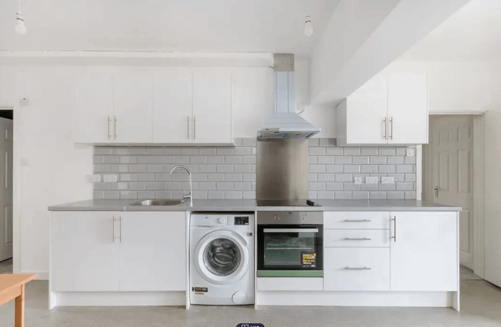Property photo 1 of 10 Flat High Street, New Malden