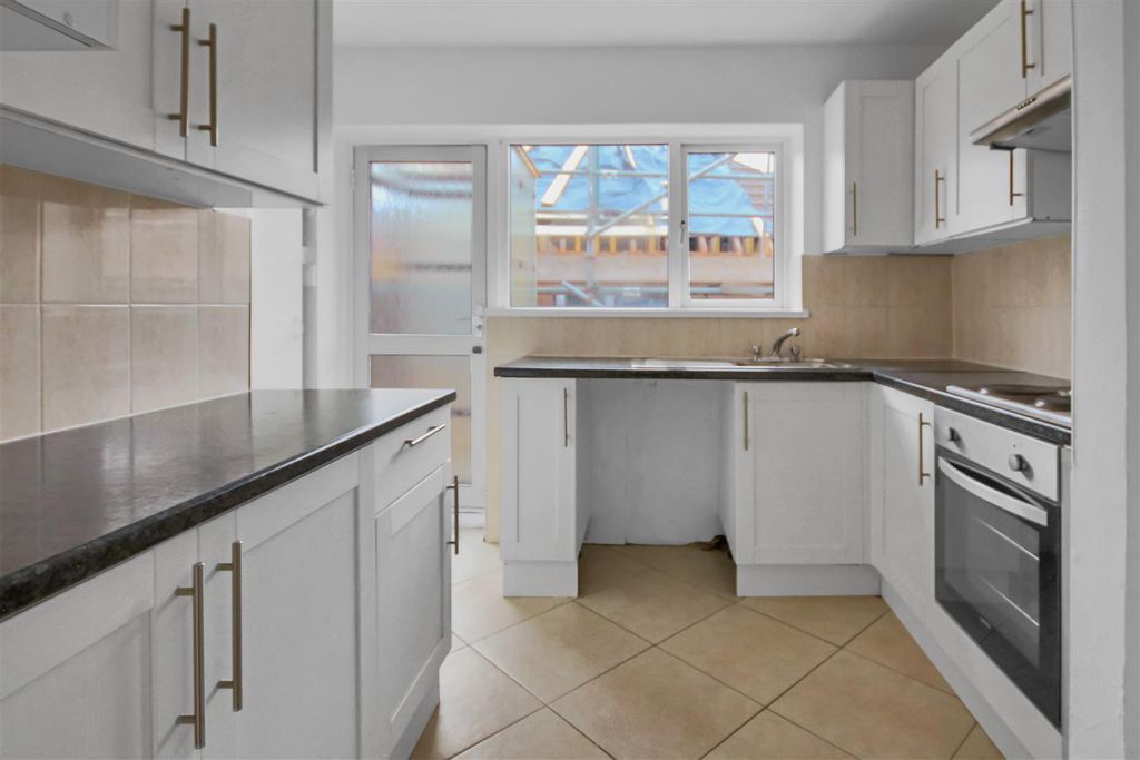 Property photo 2 of 9 Kitchen