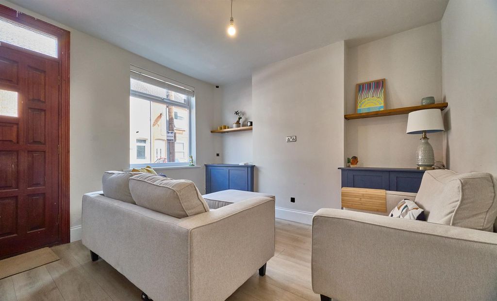 Property photo 3 of 11 Front Lounge