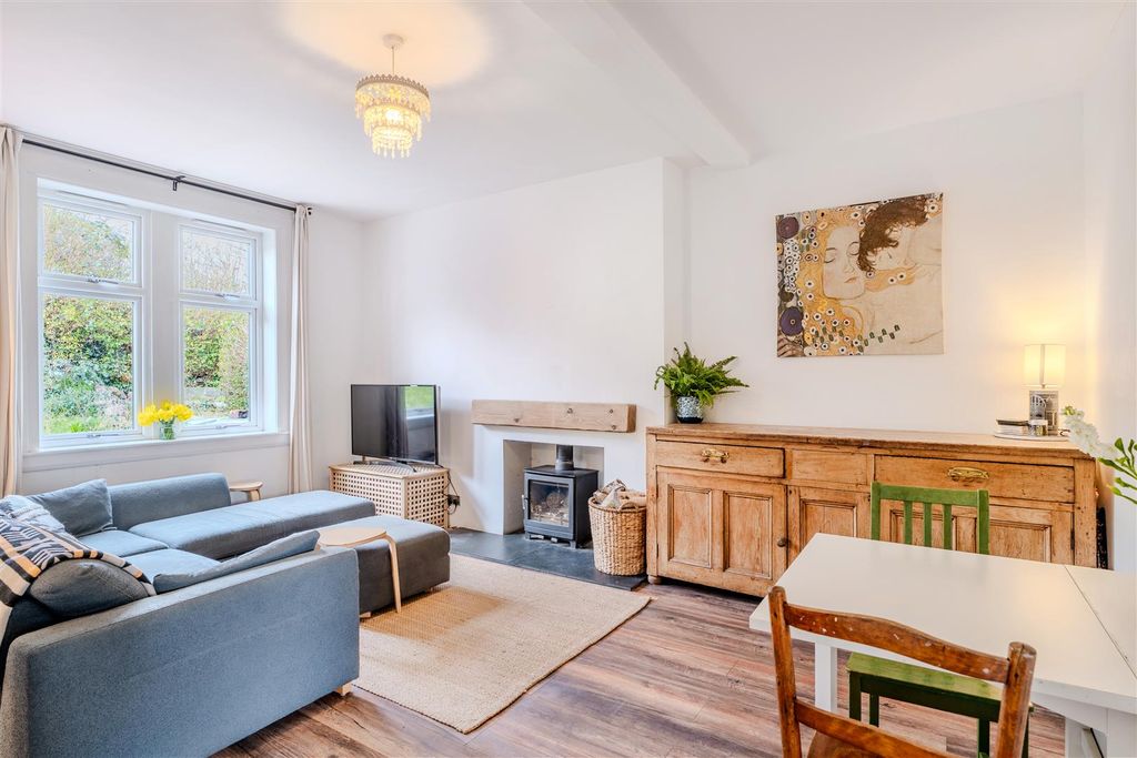 Property photo 3 of 36 Living1