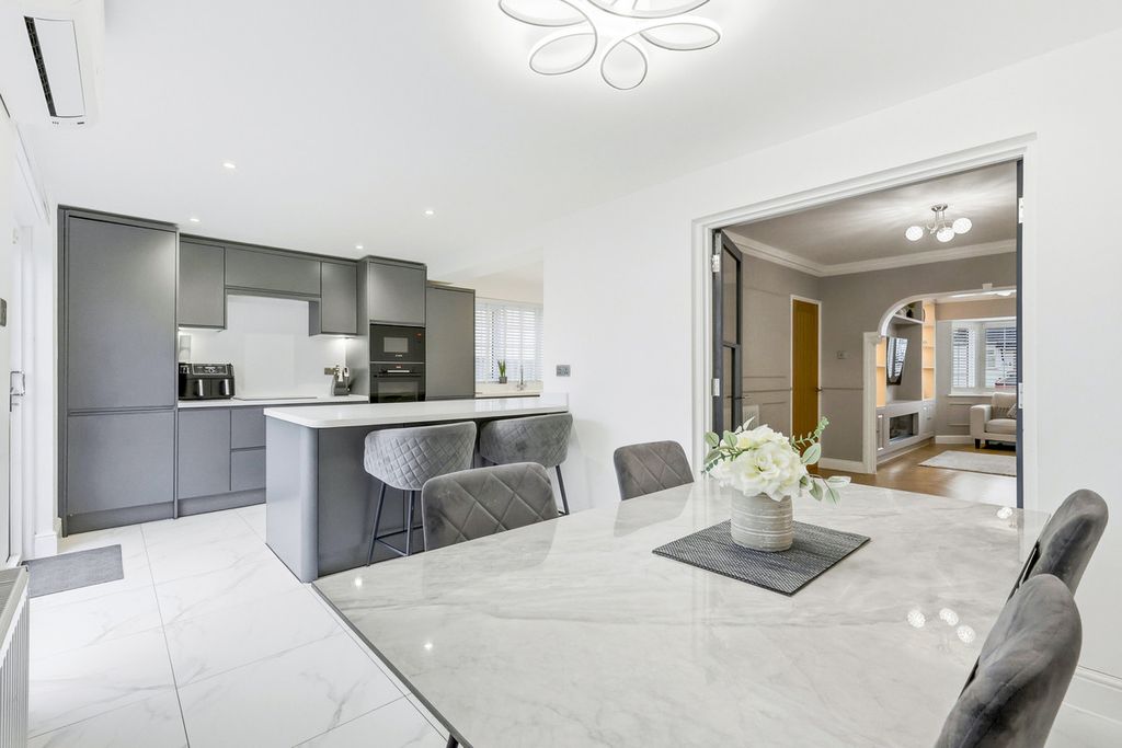 Property photo 3 of 32