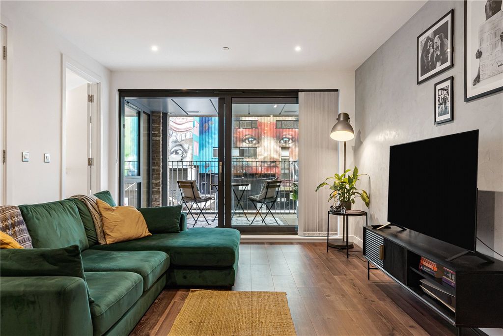 Property photo 2 of 24 Reception/Kitchen