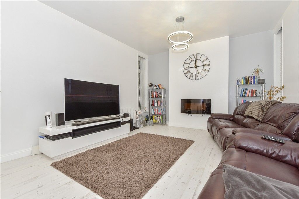 Property photo 1 of 15 Lounge