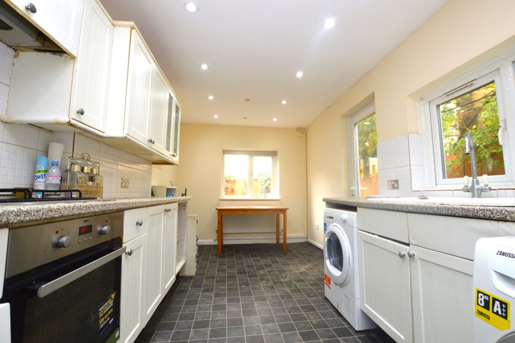 Property photo 2 of 10 Kitchen