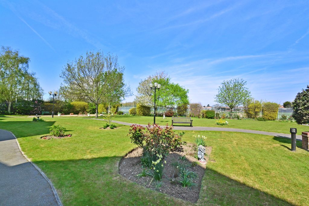 Property photo 3 of 13 Communal Gardens
