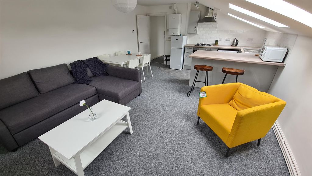 Property photo 2 of 12 Lounge