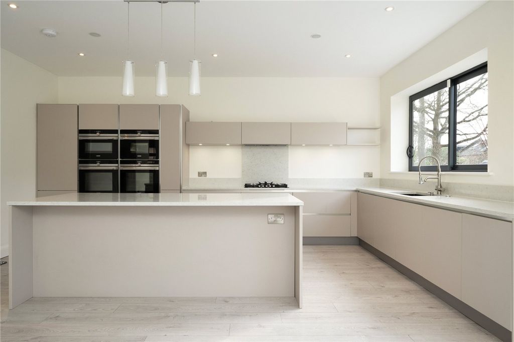 Property photo 2 of 11 Kitchen