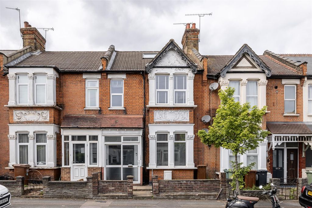 Property photo 1 of 20 Winchester Road, E4