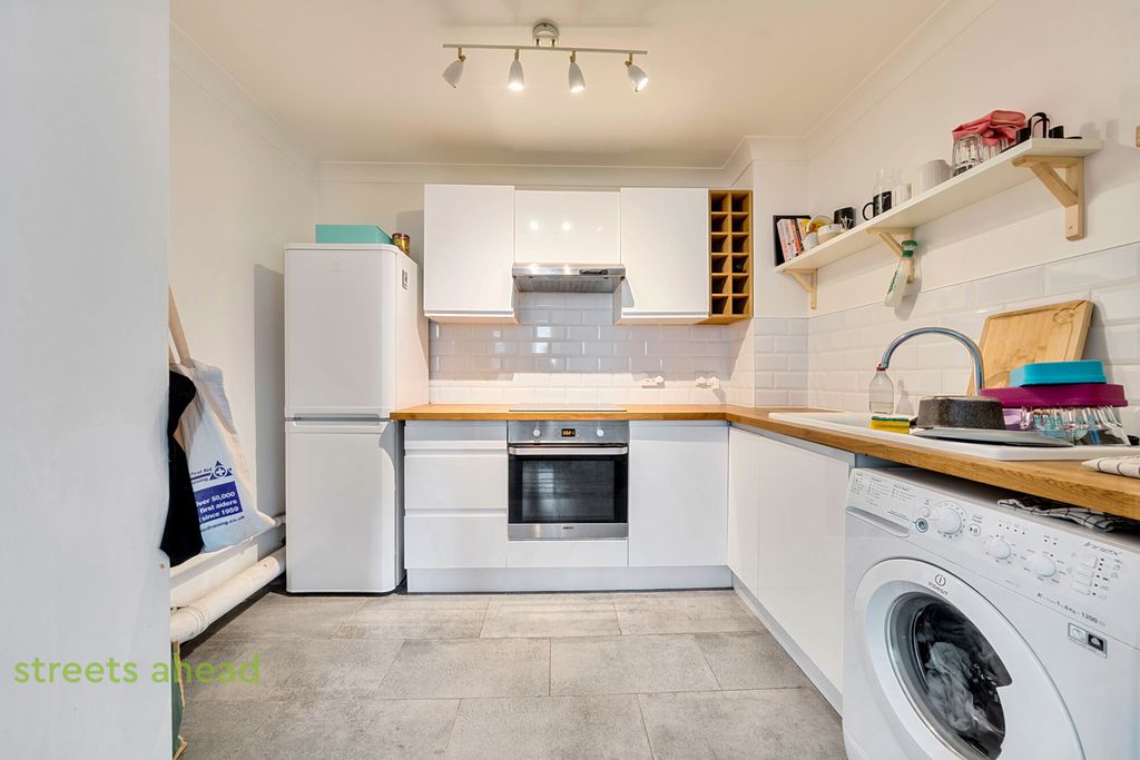 Property photo 2 of 13 E33B8133-4E20-42c...