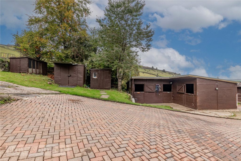 Property photo 2 of 35 Rams Clough