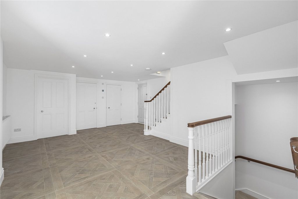 Property photo 2 of 18 Enterance Hallway
