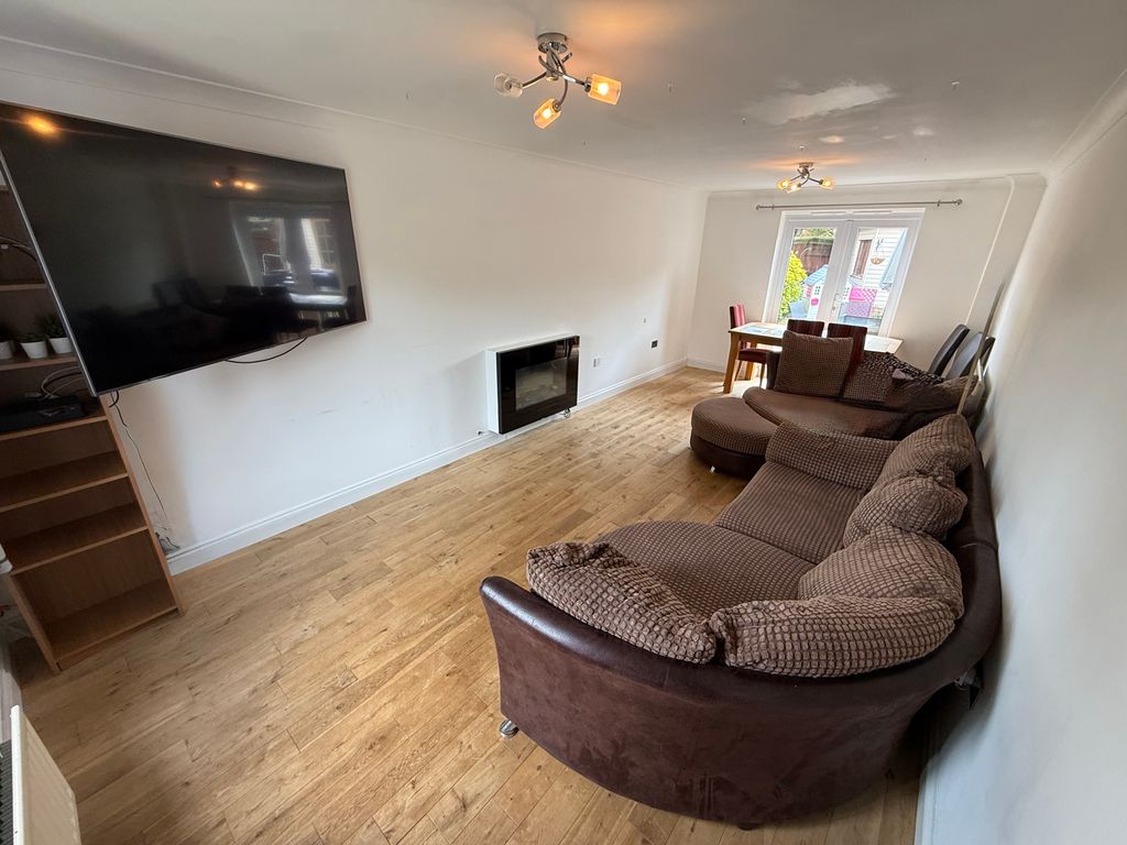 Property photo 2 of 38 Lounge